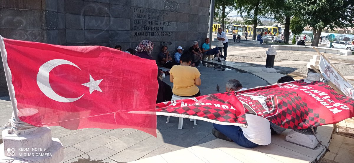 Gaziantepspor emekçileri 120 İnci günü yani 4 ay oldu demokrasi meydanında bu insanlar bu bayrağa bu armaya bu şehre hizmet etmişler bügünde bir çöp torbası gibi kenara bırakmışlar bu şehirde kimse sahip çıkmıyorlar <a href="/mehmeterdogan27/">Mehmet ERDOĞAN</a> <a href="/AliSahin501/">Ali ŞAHİN</a> <a href="/gul_davut/">Davut GÜL</a> <a href="/FatmaSahin/">Fatma Şahin</a>