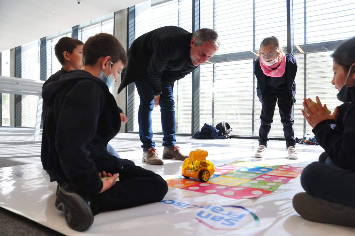DamBernarte's tweet photo. 🤖 Cada vez que puedo, no pierdo la oportunidad de pasar a visitar la @TecnotecaSf, contento de ver cómo los chicos aprenden, experimentan, descubren y se apropian del espacio, en este caso en el Taller de Robótica. ¡A seguir expandiendo la creatividad! 🧠💡
#EsPorAcá https://t.co/1yyjt46VZG