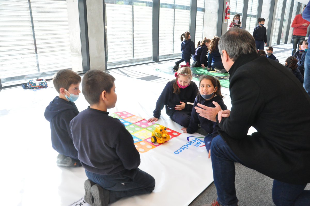 DamBernarte's tweet photo. 🤖 Cada vez que puedo, no pierdo la oportunidad de pasar a visitar la @TecnotecaSf, contento de ver cómo los chicos aprenden, experimentan, descubren y se apropian del espacio, en este caso en el Taller de Robótica. ¡A seguir expandiendo la creatividad! 🧠💡
#EsPorAcá https://t.co/1yyjt46VZG