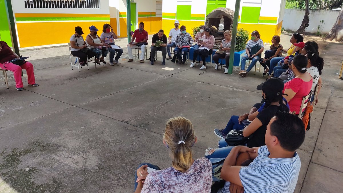 PoderComunalCBO's tweet photo. #EsNoticia || Desde la Parroquia Catedral, en Ciudad Bolívar, continúan las jornadas de información en procura de la renovación de los Consejos Comunales. Estamos llamados todos a fortalecer el Poder Popular.

#ComunaONada https://t.co/juF3lY0M4R
