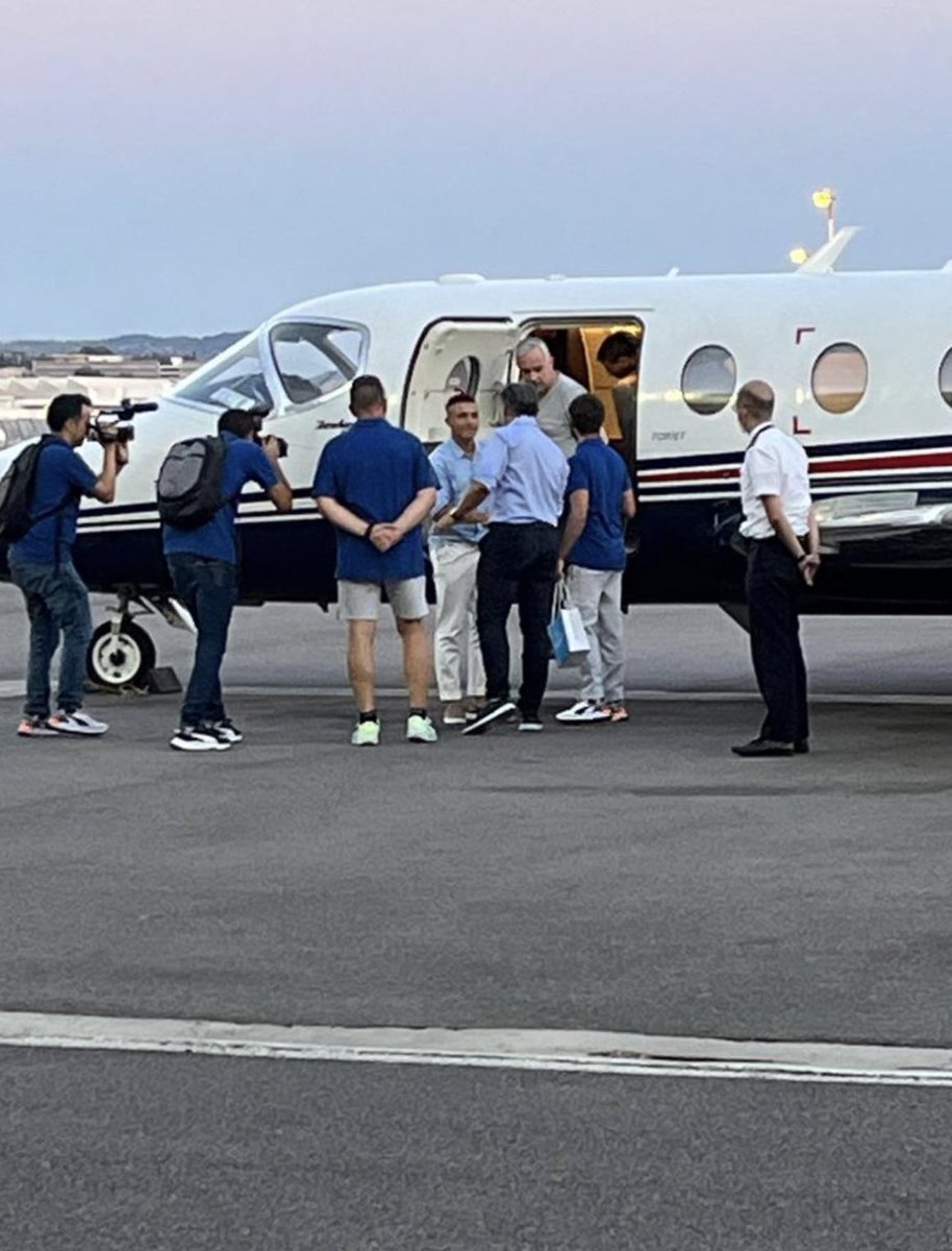 OM_Ouagadougou's tweet photo. Sanchez est lร !
Immรฉdiatement aux couleurs de l'OM.
Merci ร la #TeamOM pour l'accueil.
#WelcomeSanchez #AlexisSanchez @SanchezEstOlympien #Chile๐จ๐ฑ #BurkinaFaso๐ง๐ซ https://t.co/wyjoyIaVMd