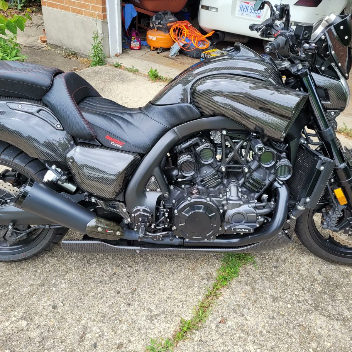 Cmac1090's tweet photo. Yamaha Vmax 1700 
Complete carbon fiber, Airbox mod with GuruGear tuned ECU, 240in rear wheel conversion, Akrapovik full exhaust, sato rear sets, custom mirrors, grips, and other small things.
#motorcycle #yamaha #VMAX #vmax1700 #yamahavmax https://t.co/CDRDNZdU8s