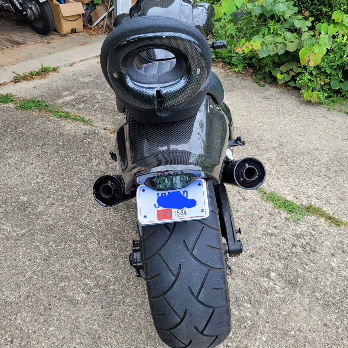 Cmac1090's tweet photo. Yamaha Vmax 1700 
Complete carbon fiber, Airbox mod with GuruGear tuned ECU, 240in rear wheel conversion, Akrapovik full exhaust, sato rear sets, custom mirrors, grips, and other small things.
#motorcycle #yamaha #VMAX #vmax1700 #yamahavmax https://t.co/CDRDNZdU8s