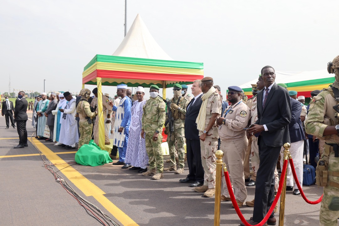 GoitaAssimi's tweet image. Le lot d’équipements militaires reçu ce matin, reflète à juste titre notre engagement à tout mettre en œuvre, pour rehausser le niveau d’opérabilité de nos forces de défense et de sécurité de notre pays.