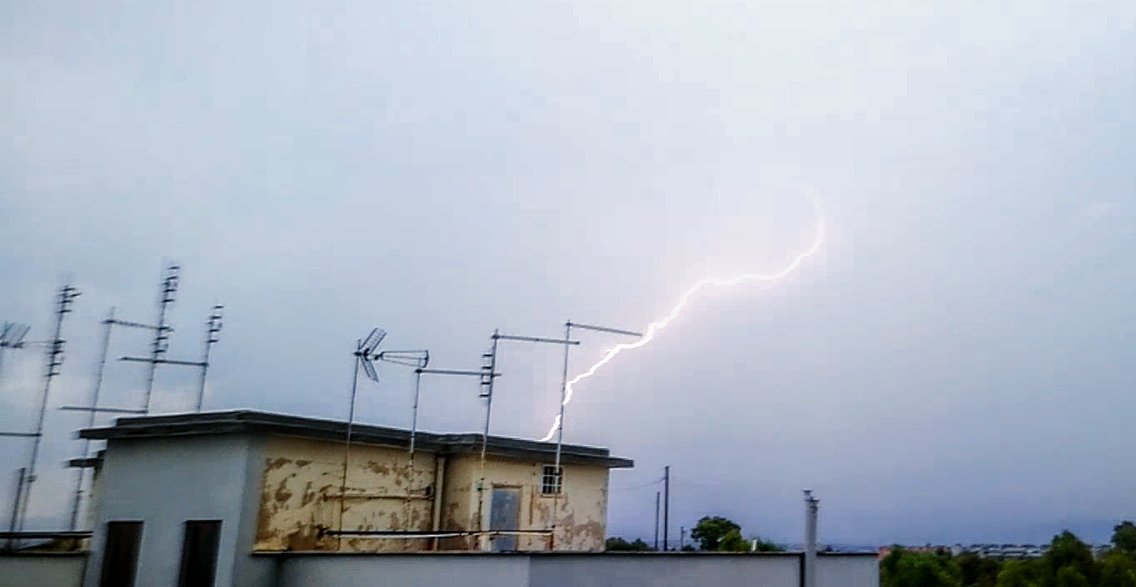 MenentiFranco's tweet photo. #Fulmini su #Roma oggi...@ThePhotoHour  @StormHour @Abitarearoma https://t.co/KL4OJfNU0Q
