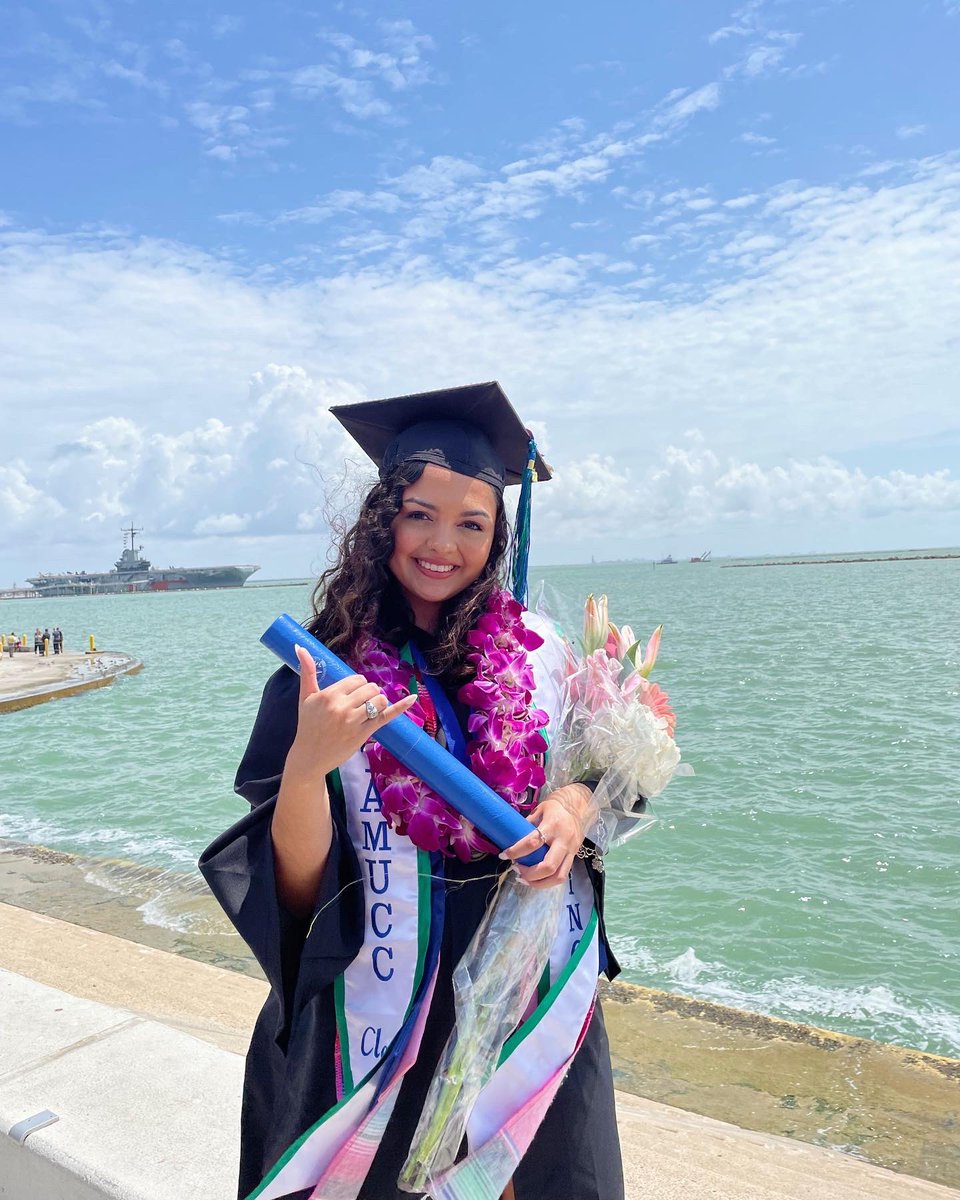 alexi_loya's tweet photo. Added 3 more letters to my name this weekend🎓Alexi Loya, BSN 💚💙🤙🏼 https://t.co/O6XVDU01CW