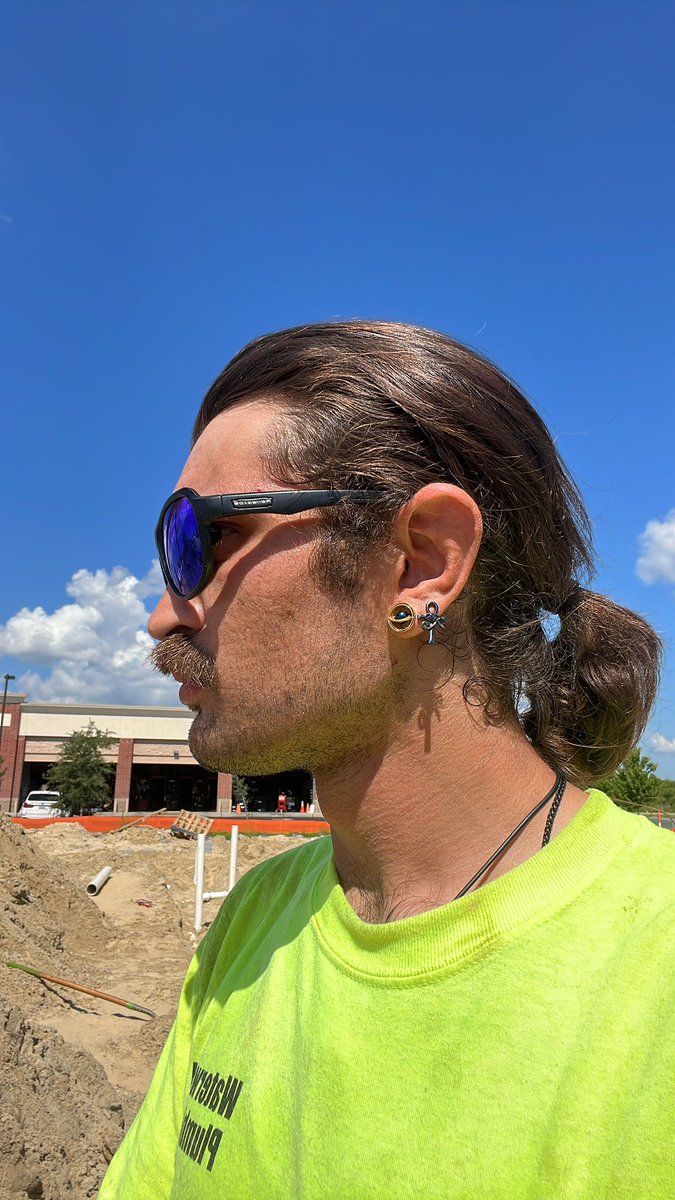bipolarfins's tweet photo. aint no one worried bout that shit ass team and uhhh you uncultured swine its called putting my hair back, i could fuck your mom with this look https://t.co/D5CYQf7jo5