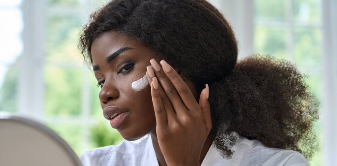 RahimAzizian's tweet photo. In general, the higher the SPF, the greater protection you’ll have against photoageing.

Try and find a sunscreen with five-star UVA protection on the label, which will help protect against the broadest range of UV radiation.

An expert explains.
https://t.co/UATrURbL58 https://t.co/1w56ot5LGN
