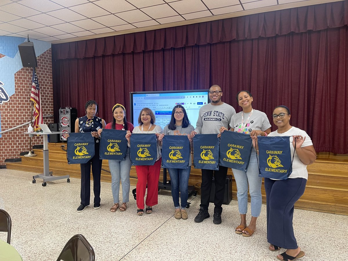 APEHernandez's tweet photo. LET’S GLOW AND GROW ✨Ready or not, the 22-23 school year is here! 🎉  @CarawayES_AISD @DrA_Marshall @MsColeman07 #MindsetMatters #WelcomeBack https://t.co/DX2V5ZxxGu