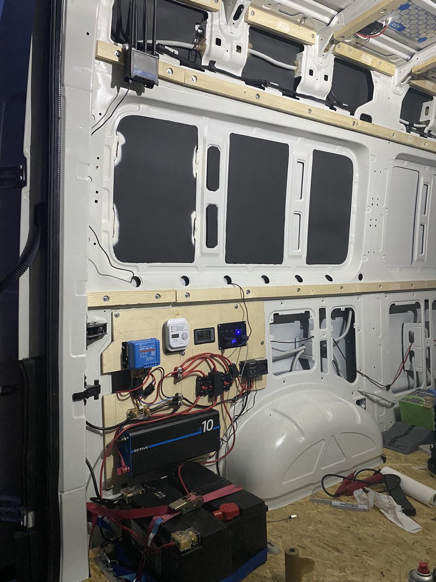 FlashVanBTC's tweet photo. So für die Zitadelle am Donnerstag wird es langsam. Strom ist soweit fertig. WLAN auch schon vorhanden. Kühlbox tut. Bier ist kalt.
Morgen noch Matratze reinlegen und MTB und Packen. https://t.co/ACfs7HGmPz