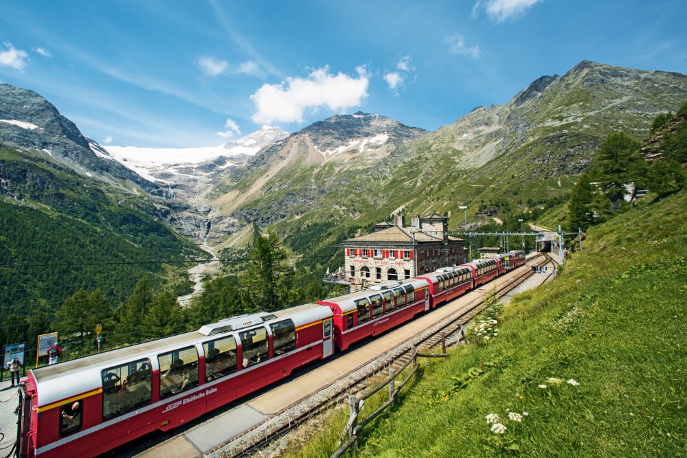 Vandaag over de Albulapas naar de Berninapas gereden en langs het Lago Nero &amp; het superblauwe Lago Bianco naar Alp Grüm gewandeld, waar je vanaf het station de Palü-gletsjer kunt zien smelten.