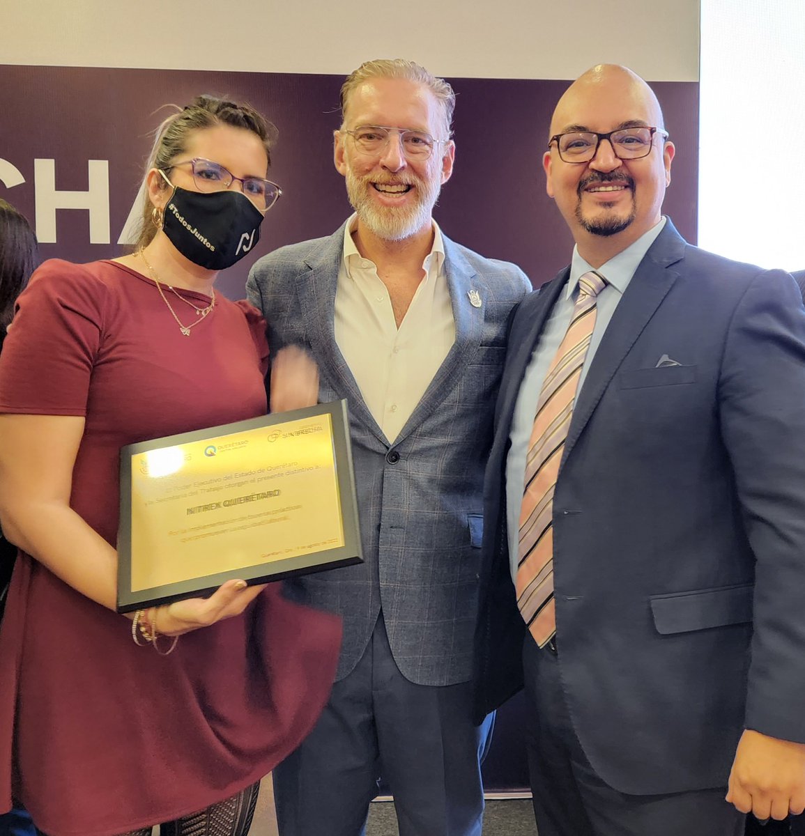 carlosllerena's tweet photo. Esta mañana #Nitrex, recibió el distintivo #SinBrechas, premio estatal a las #mejoresprácticas en RRHH de manos del Gobernador de Querétaro Mauricio Kuri acompañado de la Secretaria del Trabajo Liliana San Martin y del Presidente Municipal de Querétaro Luis Nava. Gracias a todos. https://t.co/fxC9NZMOq2