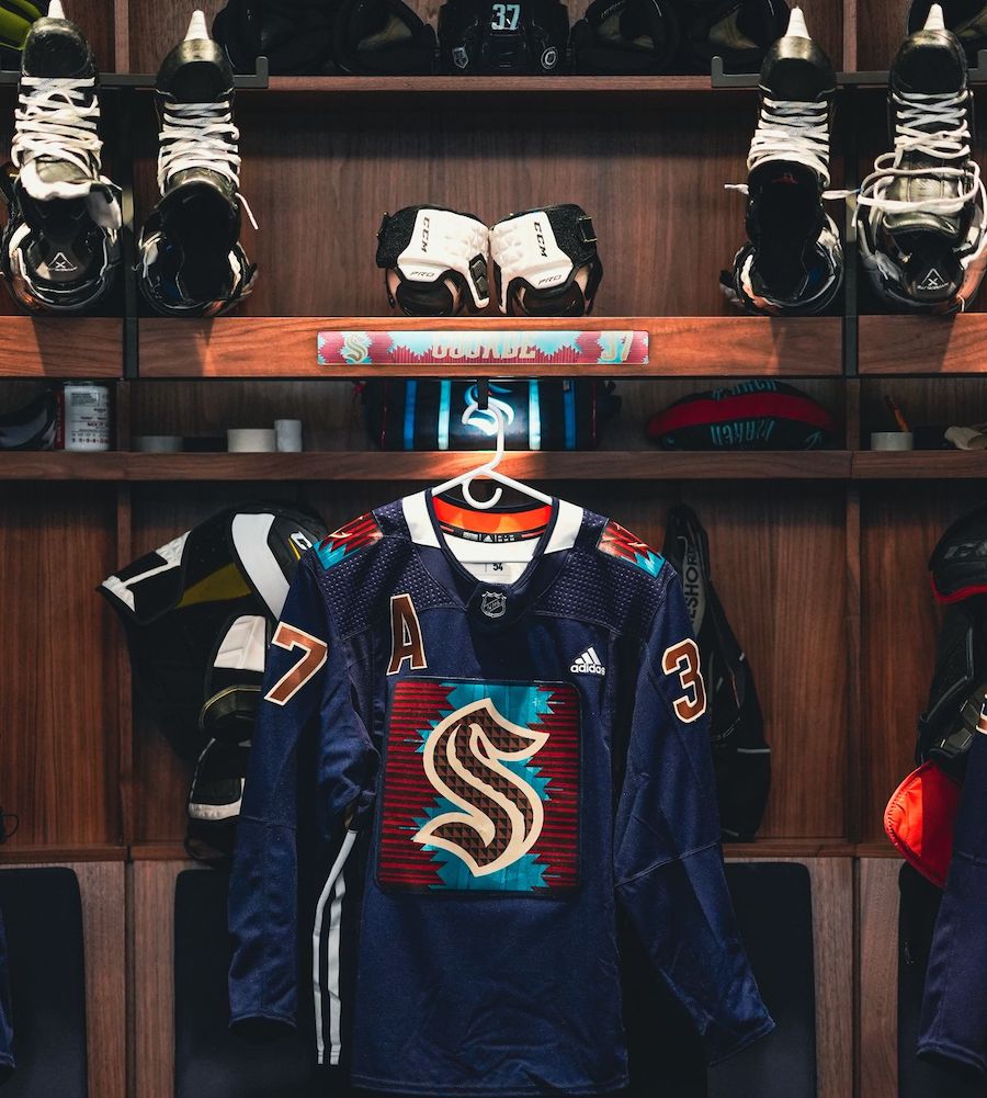 BeyondSport's tweet image. The @NHL's @SeattleKraken is taking steps to engage &amp;amp; celebrate Native American fans &amp;amp; tribal communities! Through dedicated Indigenous games to embracing Indigenous traditions, the team is working to elevate Native voices. #IndigenousDay #archives

📰: beyondsport.org/articles/nhl-s…