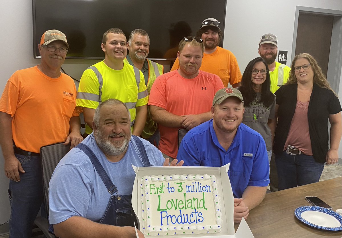 Fleet70's tweet photo. Huge shout out to Nutrien Ag Solutions in Ferris Il, Western Il Div. 1st location to reach 3M in Loveland sales in a season, with a big fall to go. “It is great to do what you love but greater with a great team”#loveland #agricen #nutrien #plant22 https://t.co/oCHlG87HdT