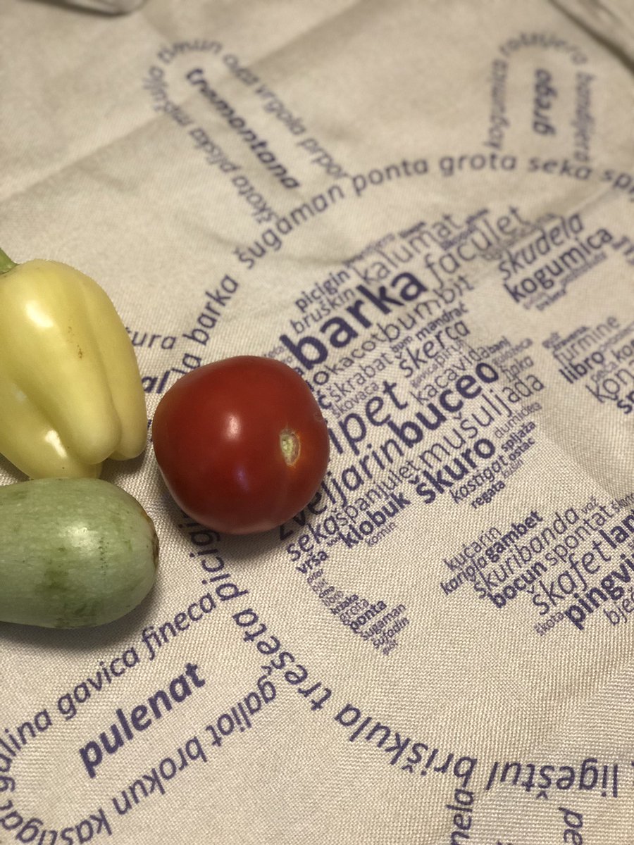 dondojovo's tweet photo. #traversa ili #travesa je u #bokakotorska 👉 pregača odnosno kecelja.
Za #objed #parićat (skuvati ručak),neminovno koristite:
#pirun👉viljuška
#ožica👉kašika
#prosulja👉tiganj/tava
#teća👉šerpa
#špaher👉šporet
#roštijera👉pleh
#pašabrod👉cijediljka (za paštu i juhu)
#bokeški https://t.co/3kAePwJKkK