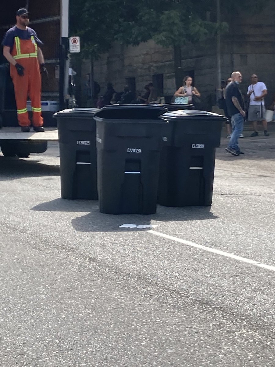 pivotlegal's tweet photo. This is the "storage" option... and by @CityofVancouver's own admission, this is a temp/day solution. Word on the street is that no one has communicated to the residents where their belongings will go. What the labeling process is and how folks would access their stuff. https://t.co/eXerKcvnH6