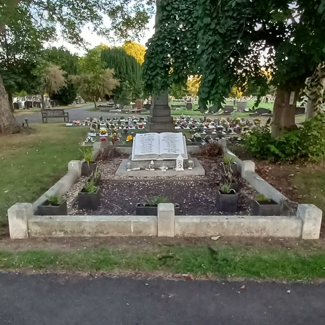 Goole_WW1's tweet photo. 107 years ago a Zeppelin bombed Goole killing 16 of its citizens. Still remembered by the town. Their memorial has been freshly planted today. https://t.co/bPOMNB3wlA