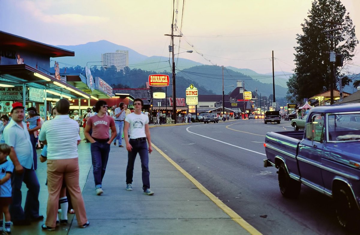 KnoxvilleLike's tweet photo. Gatlinburg Tn 1977 was such a vibe!! https://t.co/vQtB5eeetJ