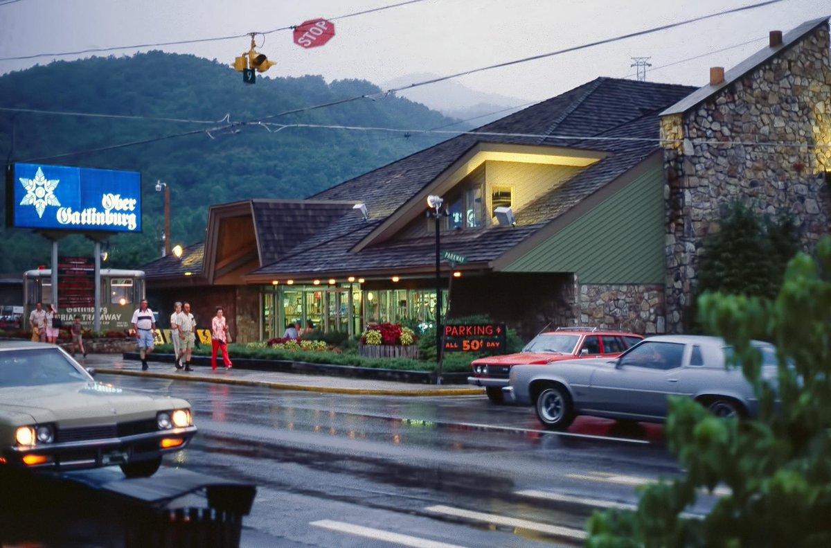 KnoxvilleLike's tweet photo. Gatlinburg Tn 1977 was such a vibe!! https://t.co/vQtB5eeetJ