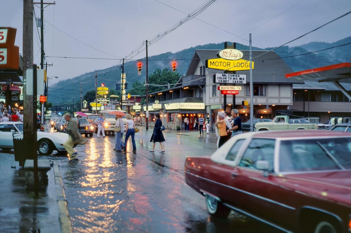 KnoxvilleLike's tweet photo. Gatlinburg Tn 1977 was such a vibe!! https://t.co/vQtB5eeetJ