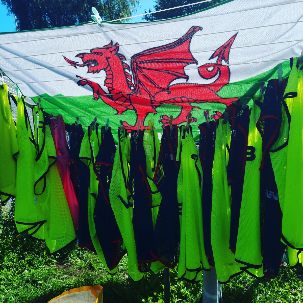 TStarsGirlsFC's tweet photo. Washed the bibs extra fabric softener as advised no moans from the girls as they didn't wear them tonight they smelt ok as a top corner target to hit with a football tied the the net 👍 ⚽️🥅 https://t.co/ycVNPspNgL