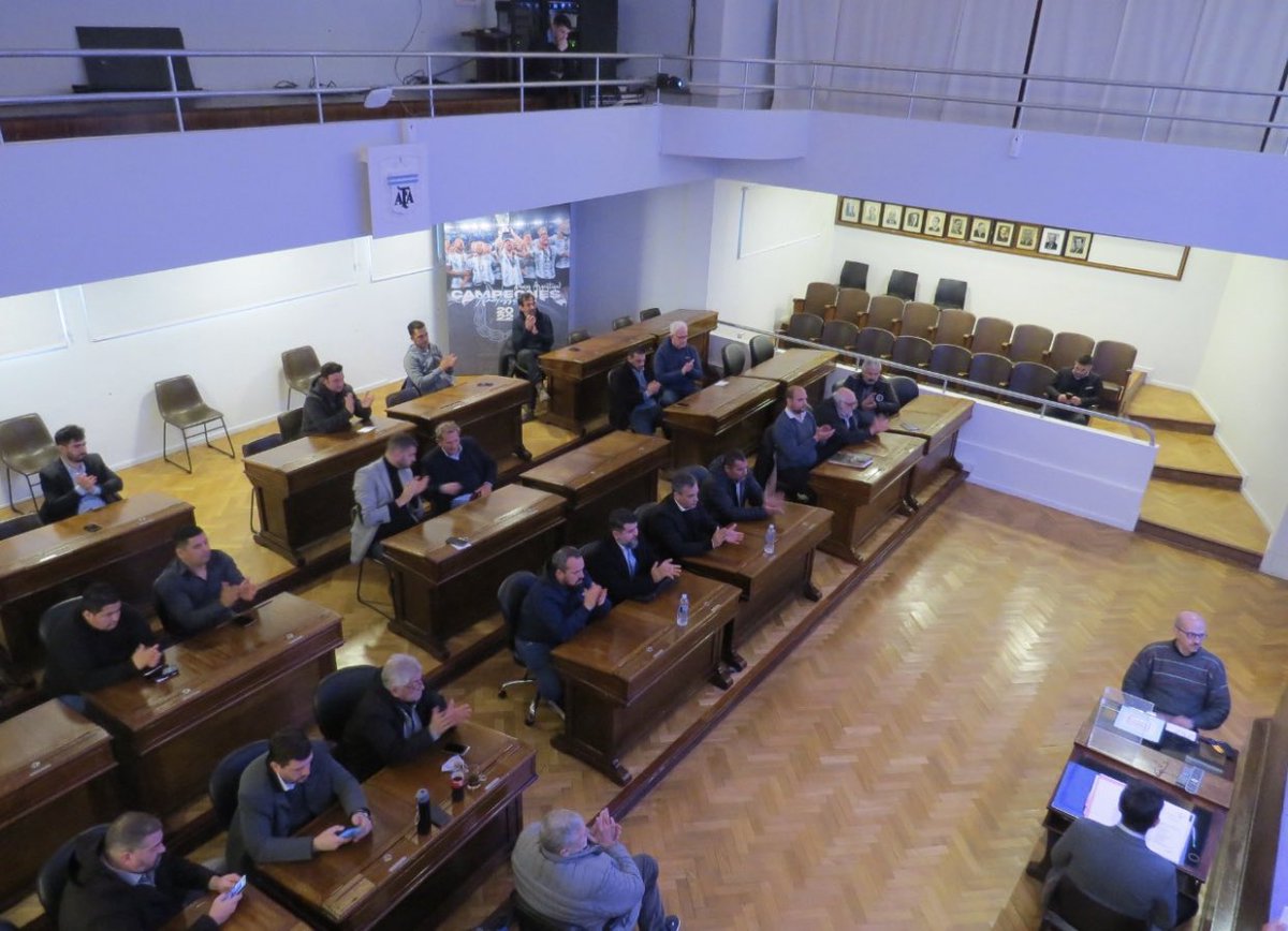 MesaPrimeraC's tweet photo. 📦 En el día de hoy, con la presencia de nuestro Presidente @tapiachiqui , se llevó adelante la elección de Asambleístas de la #PrimeraC . Felicitamos a Flavio Fernández (Lamadrid), César Mansilla (Real Pilar), Javier Gómez (Claypole) y Marcelo Gómez (Liniers) 💪🏻⚽️🇦🇷 https://t.co/dMJM61f6OE