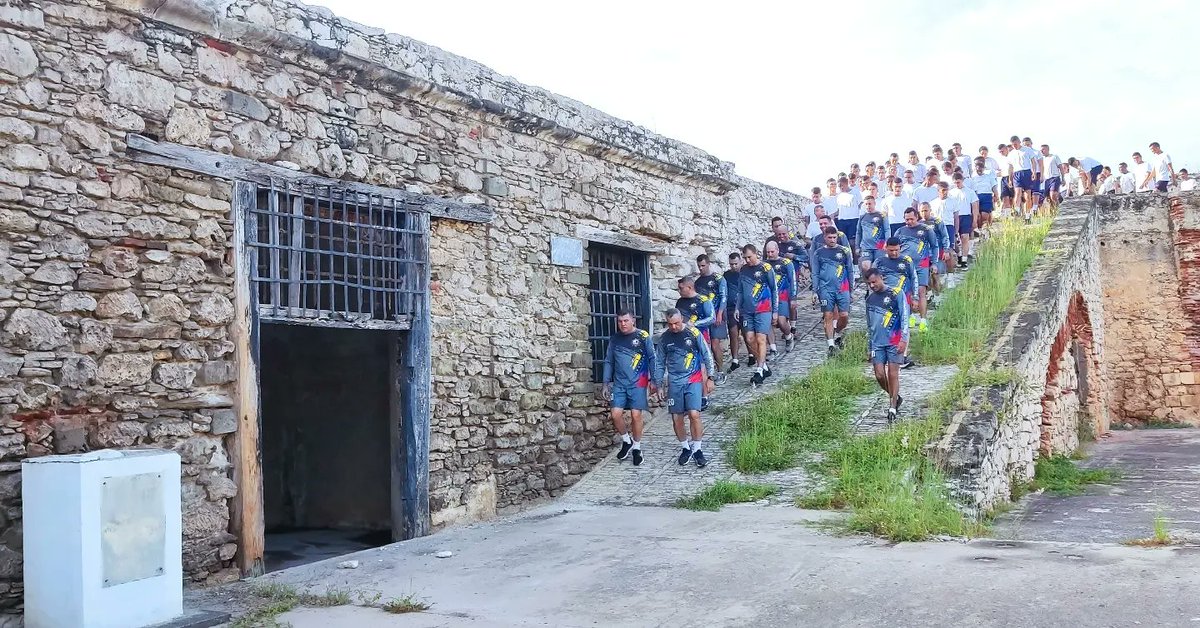 #Hoy || En la Base Naval "CA Agustín Armario", el VA <a href="/JoseAbchi/">Jose Rafael Hernández Abchi</a> y la Tripulación de este Comando Operativo, llevaron a cabo una marcha administrativa de bienvenida a los Oficiales egresaron de la <a href="/Umbv_Fanb/">Universidad Militar Bolivariana de Venezuela</a> para embarcarse y ocupar cargos a bordo de los Buques de Guerra