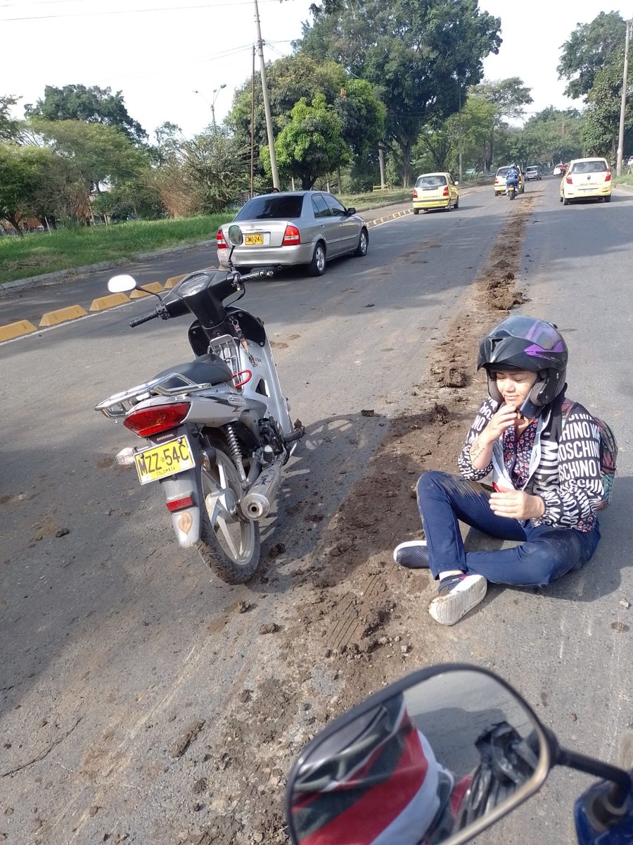 salsaesloqsomos's tweet photo. Los accidentes provocados por las volquetas con barro que salen de los trabajos @METROCALI bajando el puente de la 70 quien responde daños de la moto y lesiones, @MIOusuarios @MovilidadCali la saco barata esa chica en la mañana.. https://t.co/i1ZX4jcNik