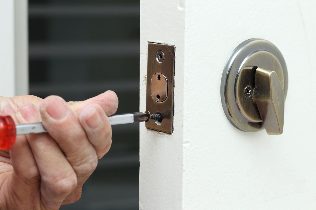 MatthewSwanson's tweet image. Do you need help installing a deadbolt? Here are some #hometips that can help. #DIY  cpix.me/a/150326189