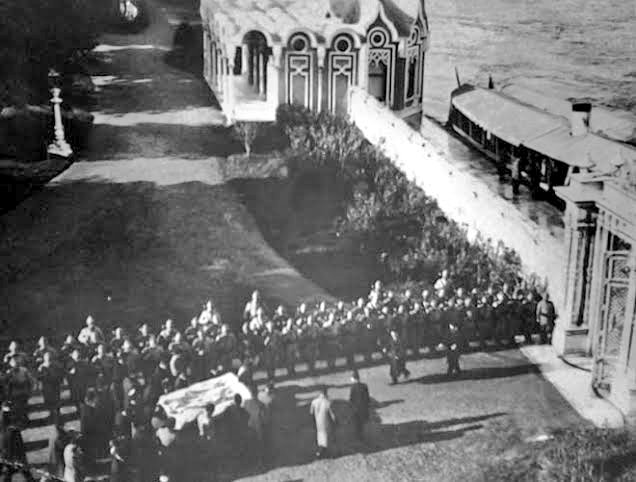 Naaşı ile bir imparatorluğun da toprağa gömüldüğü zaman...

Sultan Abdülhamid Han'ın Beylerbeyi sarayından naaşının çıkarıldığı an...