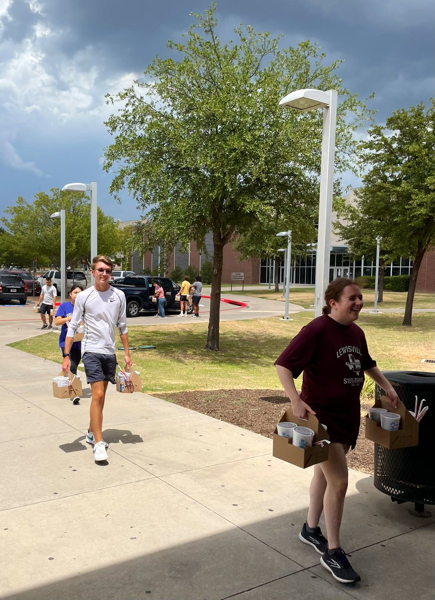 JostensJRay's tweet photo. You know you are at Lewisville High School when a “random act of kindness” is anything but random. It’s just what the Farmer Family does daily, and I know the staffulty appreciates it on this #FirstDayEve
❤️🎓❤️
Oh, and I think they may have brought some much needed rain too! 🙏🏼 https://t.co/pQOibNui7n