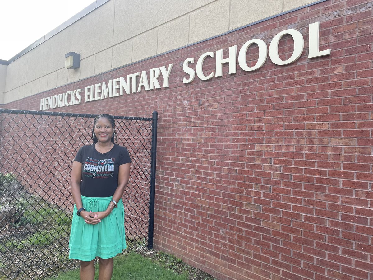educatorwhoblog's tweet photo. Today marks the 17th yr as the School Counselor @HendricksEsGA & I got to spend my morning learning how to play chess by a kinder Ss in @Johnson_KellyA class. #lovemyjob #studentswholead #HuskyChat #relationshipsmatter #mademyday @CobbSchools https://t.co/J7IDUDz6wt