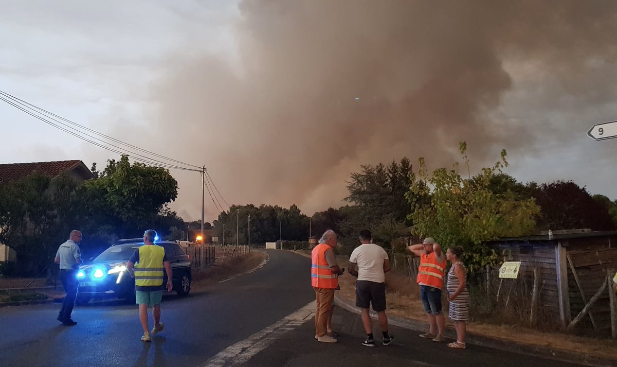 PrefAquitaine33's tweet photo. #IncendieGironde 🔥| 3500 personnes d'évacuées  

▶️A Belin-Beliet, quartier Joué
▶️A Saint-Magne, le bourg et sud de la commune
▶️A Hostens, le bourg et des lieux-dits

A ce stade, 400 hectares de brulés.

👉Évitez impérativement le secteur https://t.co/k6sIFuGCOv