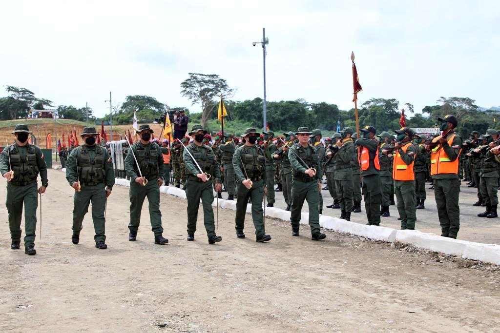 Recibimos a nuestro GJ 
.@vladimirpadrino junto al Alto Mando Militar, durante el acto con motivo de la entrega y recepción de Viceministerios de .@Servicios_MPPD, .@viceplani_mppd, e .@INGEFANBoficial, presentación del 2do Cmdte. CEOFANB y Cmdtes de REDI