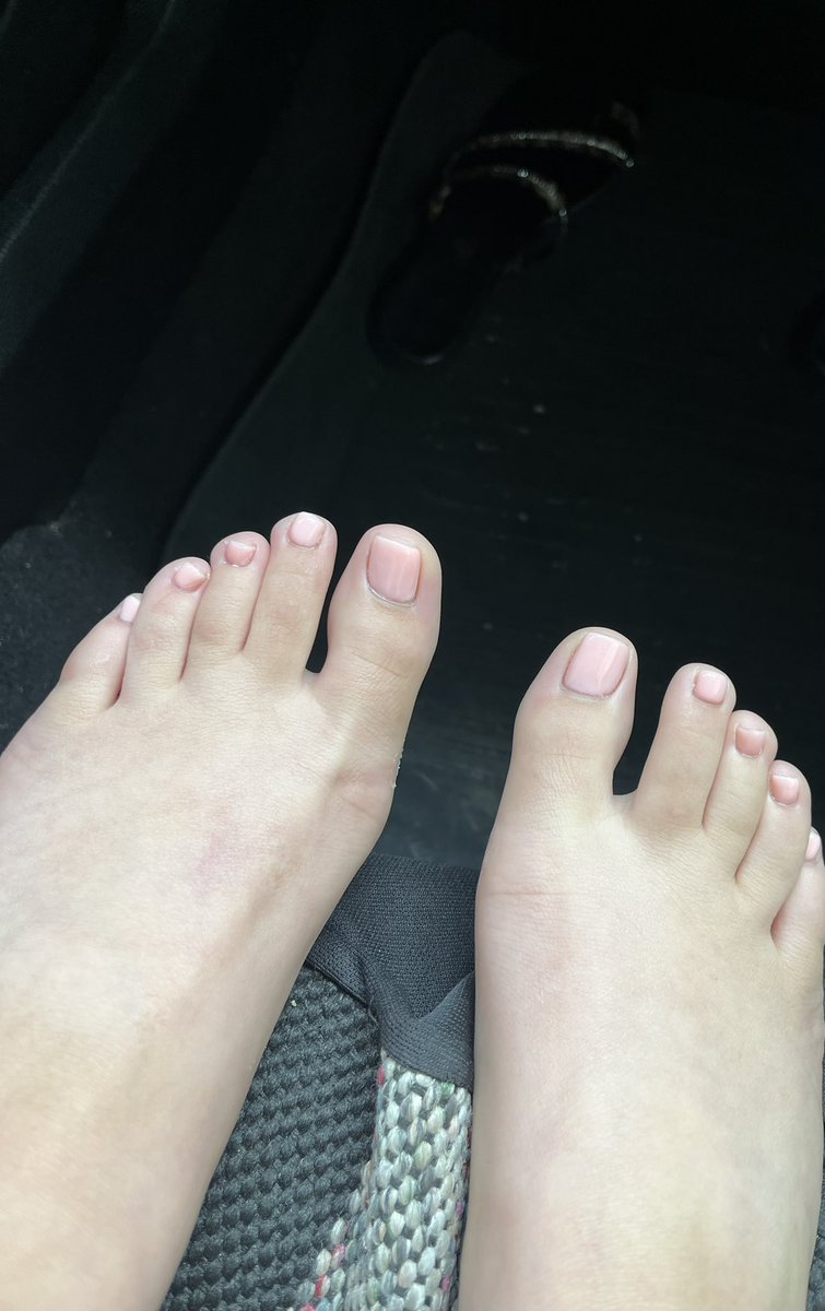Someone just told my feet and toes look real suckable ☺️