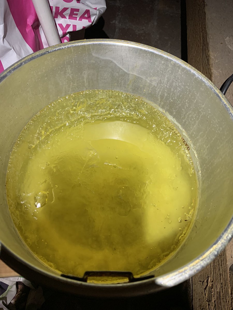 Många nyfikna själar måste ju undra hur oljan ser ut i en fritös som stått 12 år, så här är svaret.