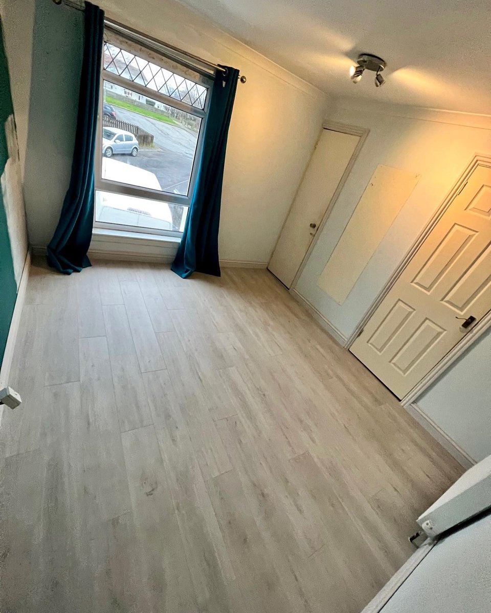 Laminate flooring fitted, new skirting & facings #joiner #joinery #joinersofinstagram #joiners #joinerywork #joineryuk #carpenter #carpentry #carpentrywork #carpentrylife #laminate #laminatefloors #laminateflooring #bellshill #glasgow #muirhead #chryston