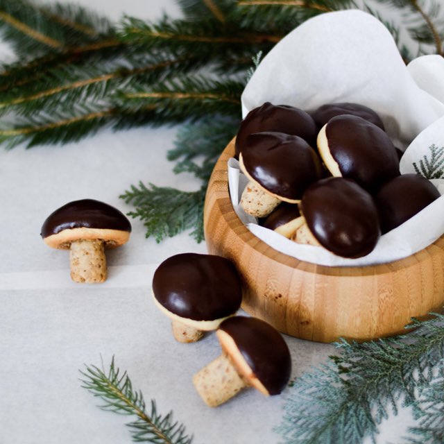 order up for <a href="/nevrbloomagaiin/">grey 🎱</a> !mushroom biscuits courtesy of <a href="/cloudiorchid/">cloudi</a> ♡
enjoy !
