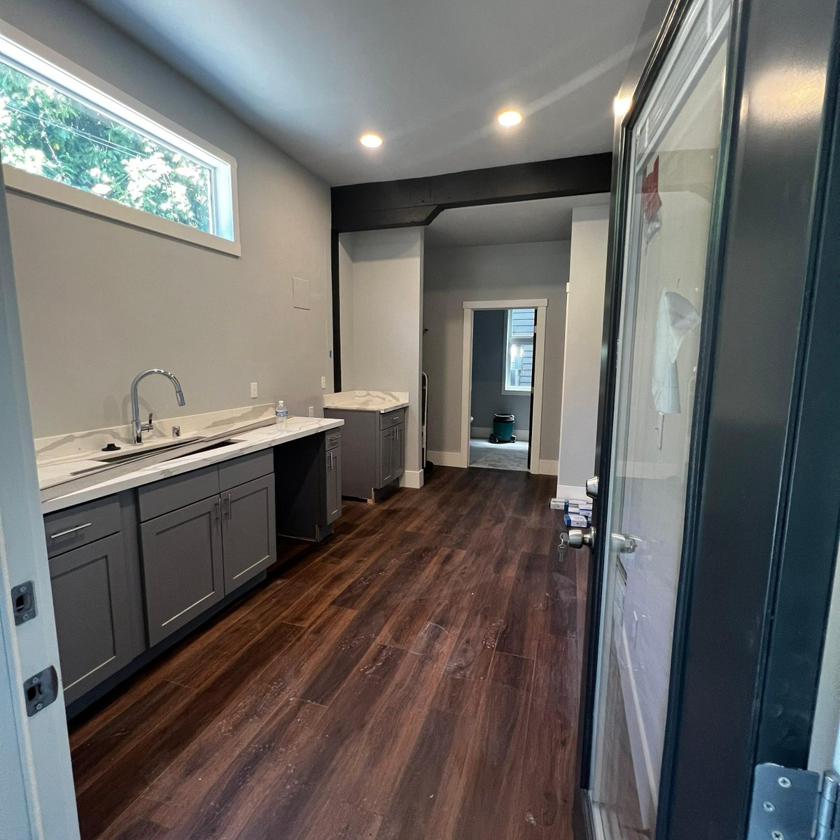 EwingandClark's tweet photo. Beautifully remodeled turnkey office spaces available for lease on Dexter Ave N!  
·
·
·
#ewingandclark #commercialrealesate #seattlerealestate #seattlecommercialrealestate #seattlebusiness #seattlesmallbusiness #seattleofficespace #southlakeunion https://t.co/iRAELE5Oyi