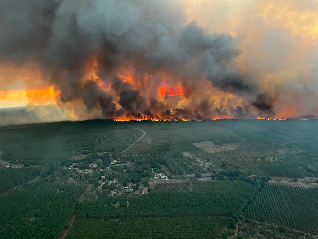 margot_delpech's tweet photo. Ce soir, Saint-Magne brûle. Hostens est évacué. La Gironde souffre. C’est impensable. 

#incendie #pompiers 
Crédit : SDIS33 https://t.co/mMEgBEPzkm