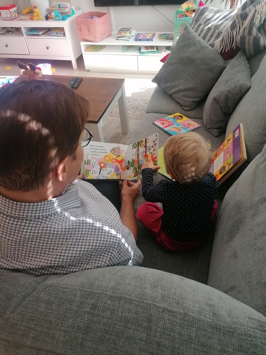 SariSepponen's tweet photo. Onni on, kun yksivuotias jaksaa kuunnella ja katsella kirjoja vaikka kuinka kauan
#lukeminen
#KiitosKirjoista
@kirjasto
@HelsinginKaupunki https://t.co/Rgwa7pEYTT
