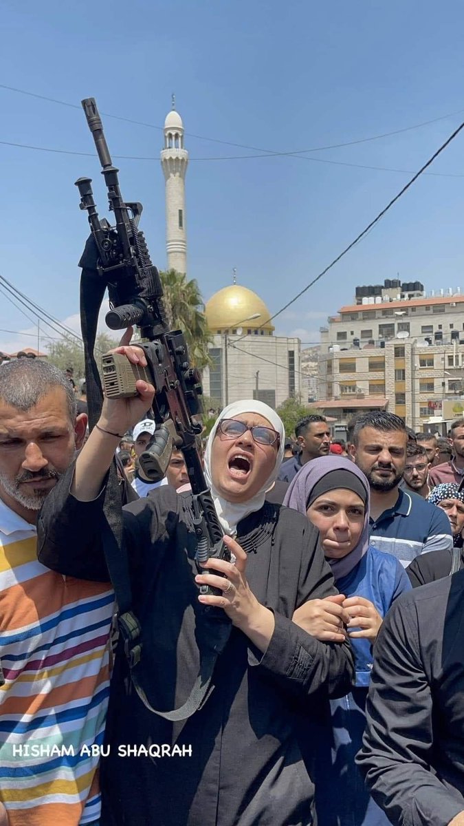 في أم مبسوطة بإبنها نجح 
وفي أم مبسوطه بإبنها تخرج
 وفي أم مبسوطه بإبنها توظف واشتغل 
وفي أم مبسوطه بإبنها تزوج 
وفي أم إبراهيم ✋️
#ابراهيم_النابلسي