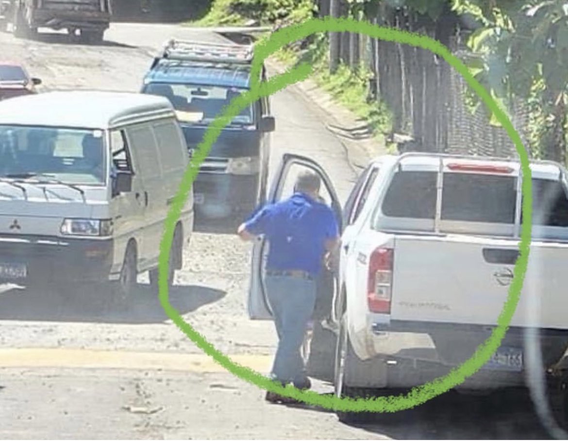 ITROriginal's tweet photo. DENUNCIA CIUDADANA

Alcalde del Municipio de Texistepeque Jose Dimas Aguilar, del Partido PCN (encerrado en círculo verde) atropella perro en plena vía Pública, incluso en zona donde había túmulo para bajar velocidad. https://t.co/O6QPUqqOJl