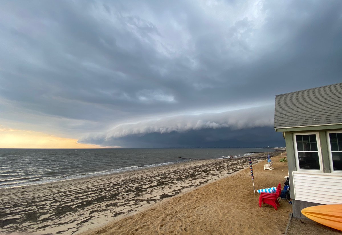 Whoa! How about this shelf cloud moving over the Outer Cape! 👀

(📸: Martha W, Truro)