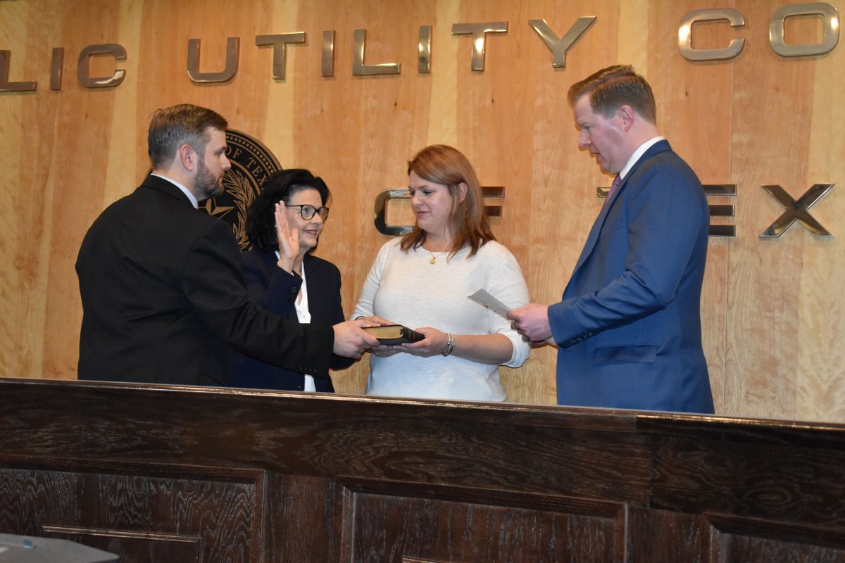 PUCTX's tweet image. Today, Chairman Peter Lake officiated the swearing in ceremony for Commissioner Kathleen Jackson. Welcome to @PUCTX! #TxLege