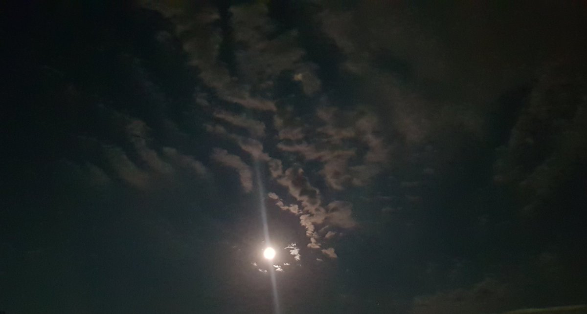 stefano00121's tweet photo. Facciamo un gioco...🎲🎯🃏
La #luna nella nostra zona #Roeri #Cuneo #oggi in questo momento 22:20... è così...🌖
Da voi com'è? 
Intanto vi auguro la buonanotte, a domani Amici 😀🤗😴
📷 #ste72 https://t.co/boEIJI9Pi7
