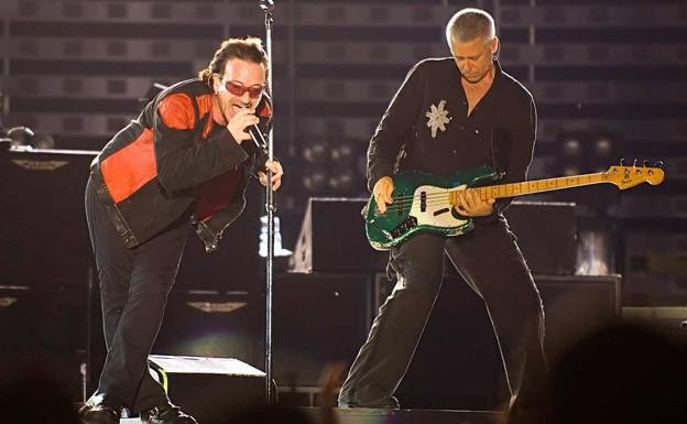 U2Valencia's tweet photo. Bat, bi, hiru.. #U2 el 9 de Agosto de 2005 en #Anoeta #Donosti #VertigoTour #SanSebastian 
📷 @diariovasco https://t.co/gE57GQQz5o