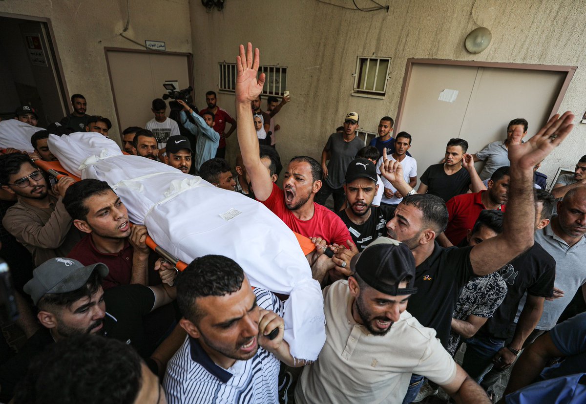 İsrail işgal güçleri, abluka altındaki Gazze Şeridi'ne hedef gözetmeksizin saldırıyor. Saldırılarda hayatını kaybeden üçü çocuk beş Filistinlinin cenazesi yüzlerce kişinin katılımıyla toprağa verildi. #İsrailHaddiniBil