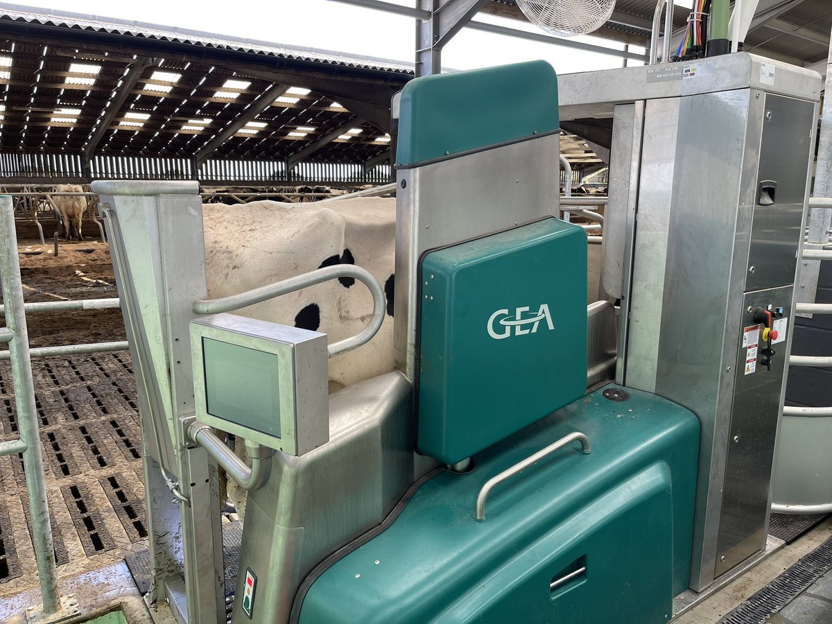 Unitedmilking's tweet photo. Delighted with the brilliant milking in for our latest DairyRobot R9500 installation at Middlewich Cheshire.    Thanks to all involved!   

#TeamGEA #DairyFarming #GEAFarming #dairycows #dairyfarmer #farming #dairyrobotr9500 https://t.co/fL9eLBxpmU