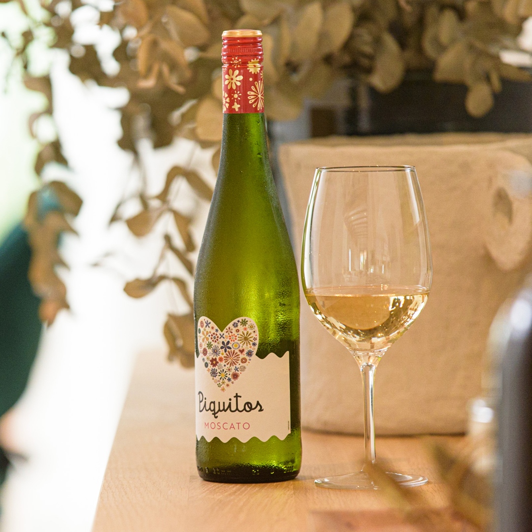 Say it with sweetness, seal it with a kiss.💋
---
Díselo con dulzura, demuéstralo con un beso.💋